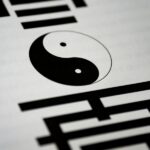 Descubra o significado do Yin-Yang, sua origem na filosofia chinesa e sua importância para o equilíbrio e harmonia na vida cotidiana.